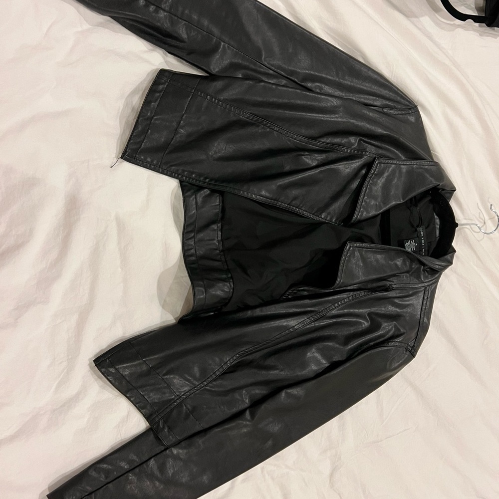 Black cropped leather jacket!